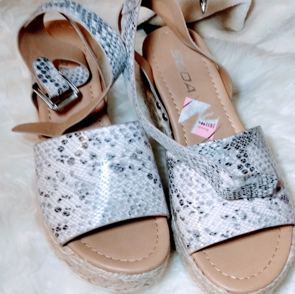 Sandals - Picture 3 of 6